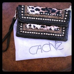 Cache wristlet